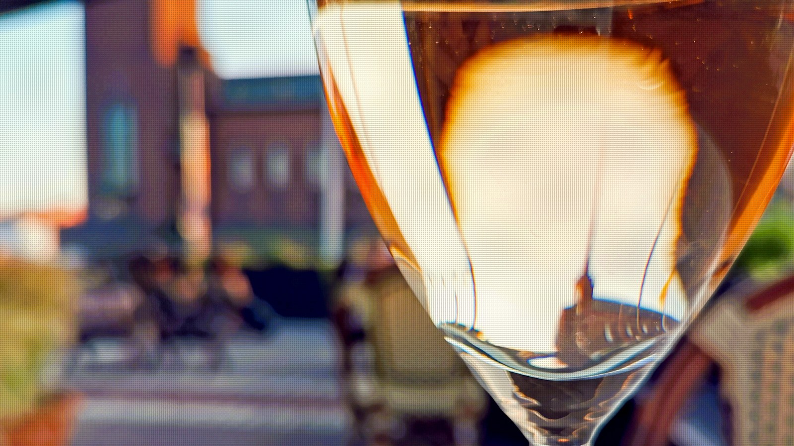 Ett glas vin vid vattnet